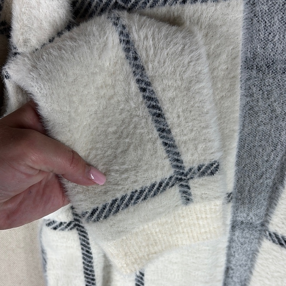 Cyrus > White and Gray Plaid Fuzzy Cardigan Large - Picture 5 of 8
